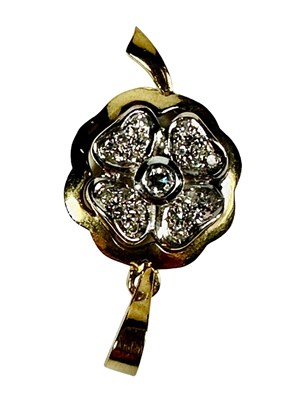 Lot 429 - A diamond cluster pendant