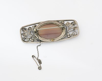 Lot 22 - An Arts and Crafts silver and agate brooch,...