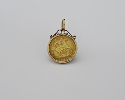 Lot 2 - A full sovereign pendant