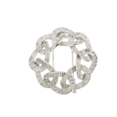 Lot 128 - A textured curb-link chain brooch