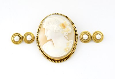 Lot 17 - A cameo brooch and pair of cufflinks