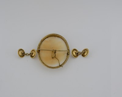 Lot 17 - A cameo brooch and pair of cufflinks