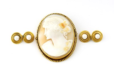 Lot 17 - A cameo brooch and pair of cufflinks
