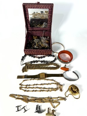 Lot 467 - A jewellery box of costume jewellery