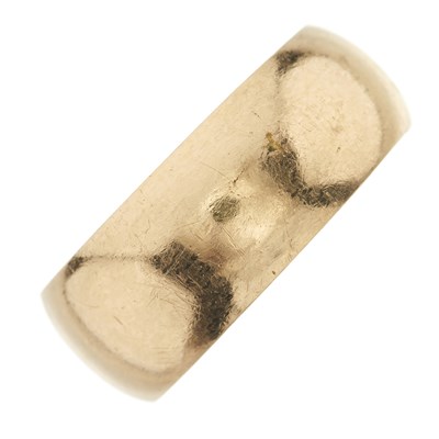 Lot 10 - An Edwardian 18ct gold band ring