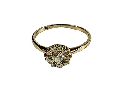 Lot 411 - A diamond cluster ring