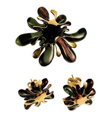 Lot 423 - A gem and 9ct gold brooch and matching earrings