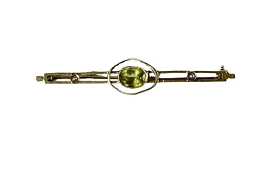 Lot 420 - An Edwardian peridot and split pearl bar brooch