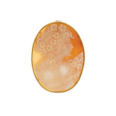 Lot 152 - An 18ct gold shell cameo pendant, carved to...