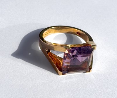 Lot 465 - A 9ct gold amethyst ring