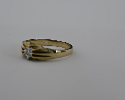 Lot 3 - A 9ct gold diamond ring
