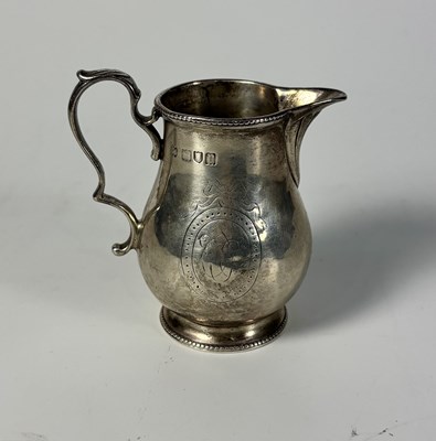 Lot 479 - A George V silver cream jug with beaded border,...