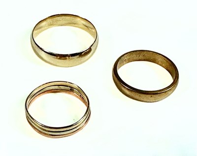 Lot 412 - Three 9ct gold band rings