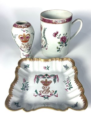 Lot 211 - A Samson Chinese export style shaped bowl with...