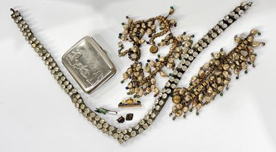 Lot 229 - A selection of jewellery and accessories, to include early 20th century pieces