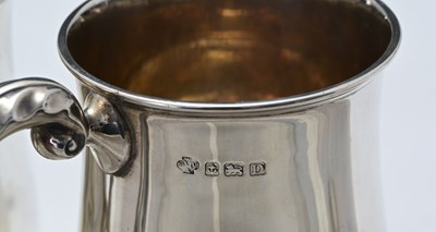 Lot 87 - A pair of George V silver pint mugs, by...