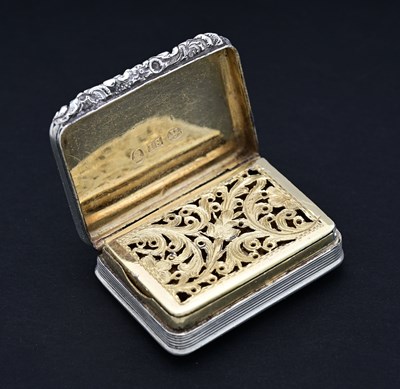 Lot 32 - A George III silver mourning vinaigrette, by...
