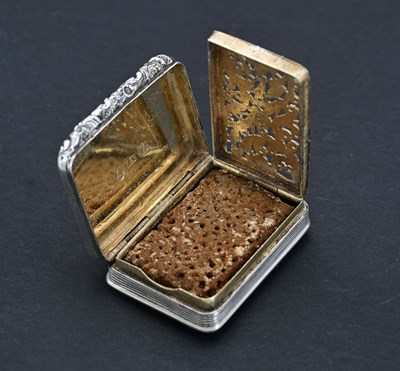 Lot 32 - A George III silver mourning vinaigrette, by...