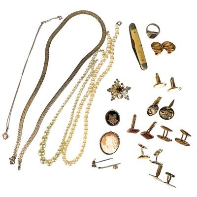 Lot 399 - A selection of costume jewellery