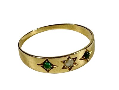 Lot 419 - An early 20th century 18ct gold turquoise and split pearl ring