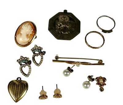 Lot 391 - A selection of costume jewellery
