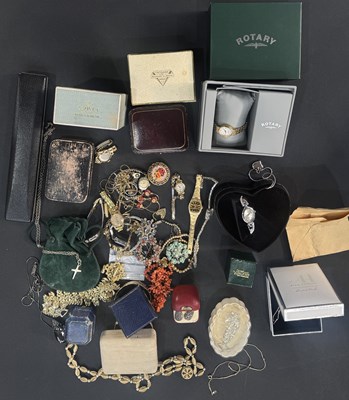 Lot 220 - A selection of costume jewellery