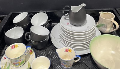 Lot 101 - A collection of ceramics to include: a Clarice...