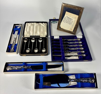 Lot 474 - A selection of silver, to include: a set of...