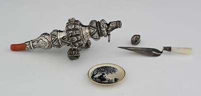 Lot 284 - A Victorian silver child's rattle, by Hilliard...