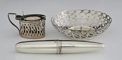 Lot 265 - A group of hallmarked silver, to include a...