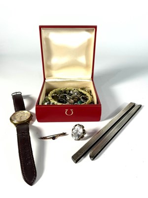 Lot 460 - A small collection of costume jewellery to...