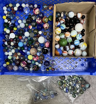 Lot 15 - A collection of marbles to include jacks,...