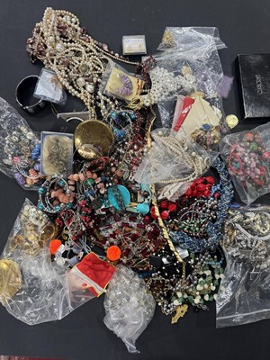 Lot 30 - A selection of costume jewellery