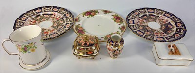 Lot 139 - A small collection of Royal Crown Derby in the...