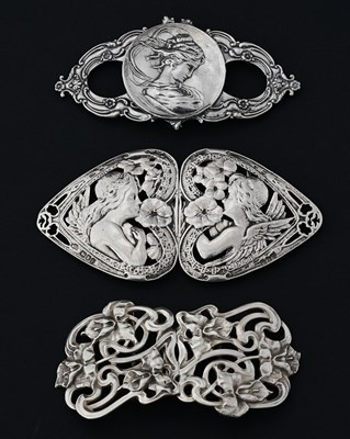 Lot 320 - An Edwardian Arts & Crafts cast silver buckle,...