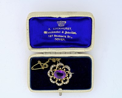Lot 419 - An early 20th century 9ct gold amethyst and split pearl brooch