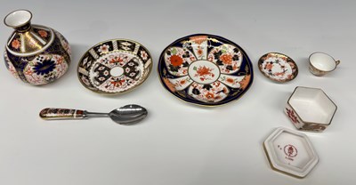 Lot 99 - A small collection of Royal Crown Derby Imari...