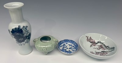 Lot 122 - A Chinese blue and white saucer, inverse ogee...