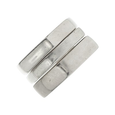 Lot 326 - Gucci, three geometric stack rings.