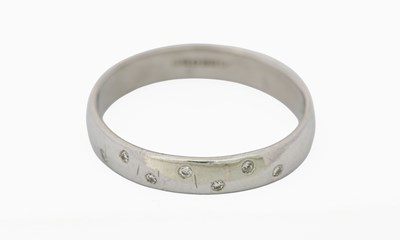 Lot 405 - A platinum brilliant-cut diamond band ring