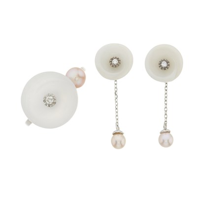 Lot 133 - A 14ct gold nephrite jade, diamond and pearl ring and earrings set