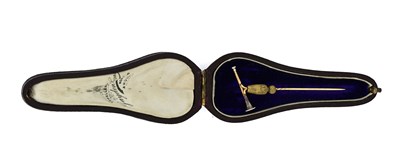 Lot 399 - An early 20th century gold hunting horn stickpin
