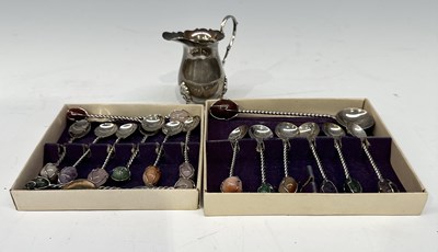 Lot 212 - A silver cream jug, Birmingham, 1973, 70g,...