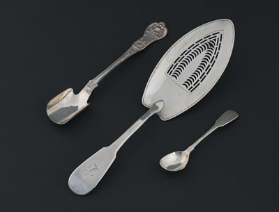 Lot 118 - A George III silver fiddle pattern fish slice,...
