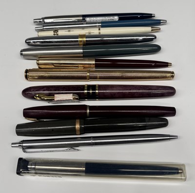Lot 195 - A collection of pens including Parker 51...