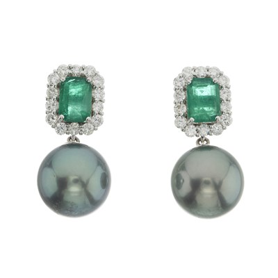 Lot 72 - A pair of emerald, brilliant-cut diamond and Tahitian pearl drop earrings