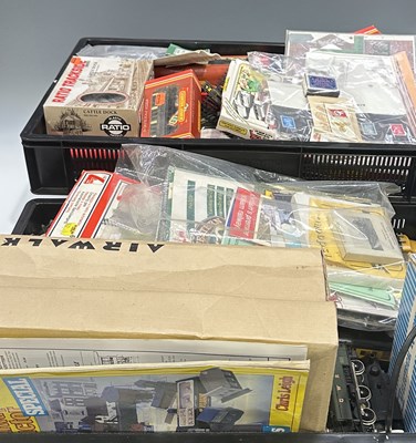 Lot 16 - A collection of boxed and loose model trains...