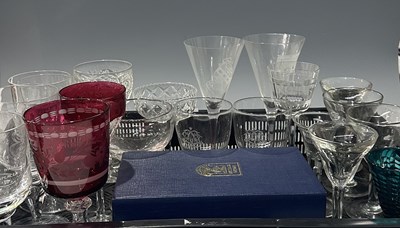 Lot 43 - A collection of glasses to include etched...