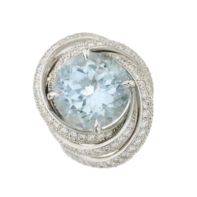 Lot 100 - Cartier, an 18ct gold Trinity Ruban aquamarine and brilliant-cut diamond ring