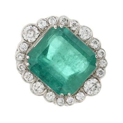 Lot 70 - An 18ct gold Colombian emerald and old-cut diamond cluster ring